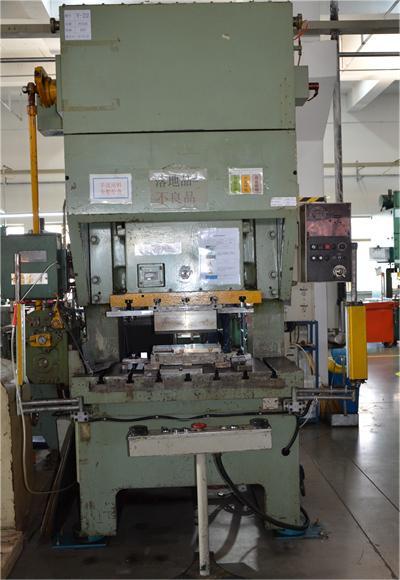 6、80T順?biāo)蜎_壓機(jī).JPG